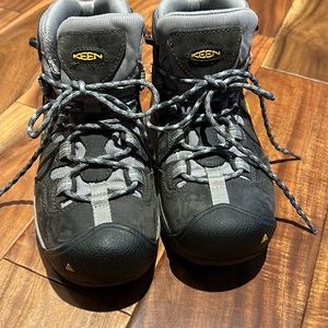 HIKING BOOTS KEEN Women’s Size 8  Gray & Blue WORE ONCE!!!